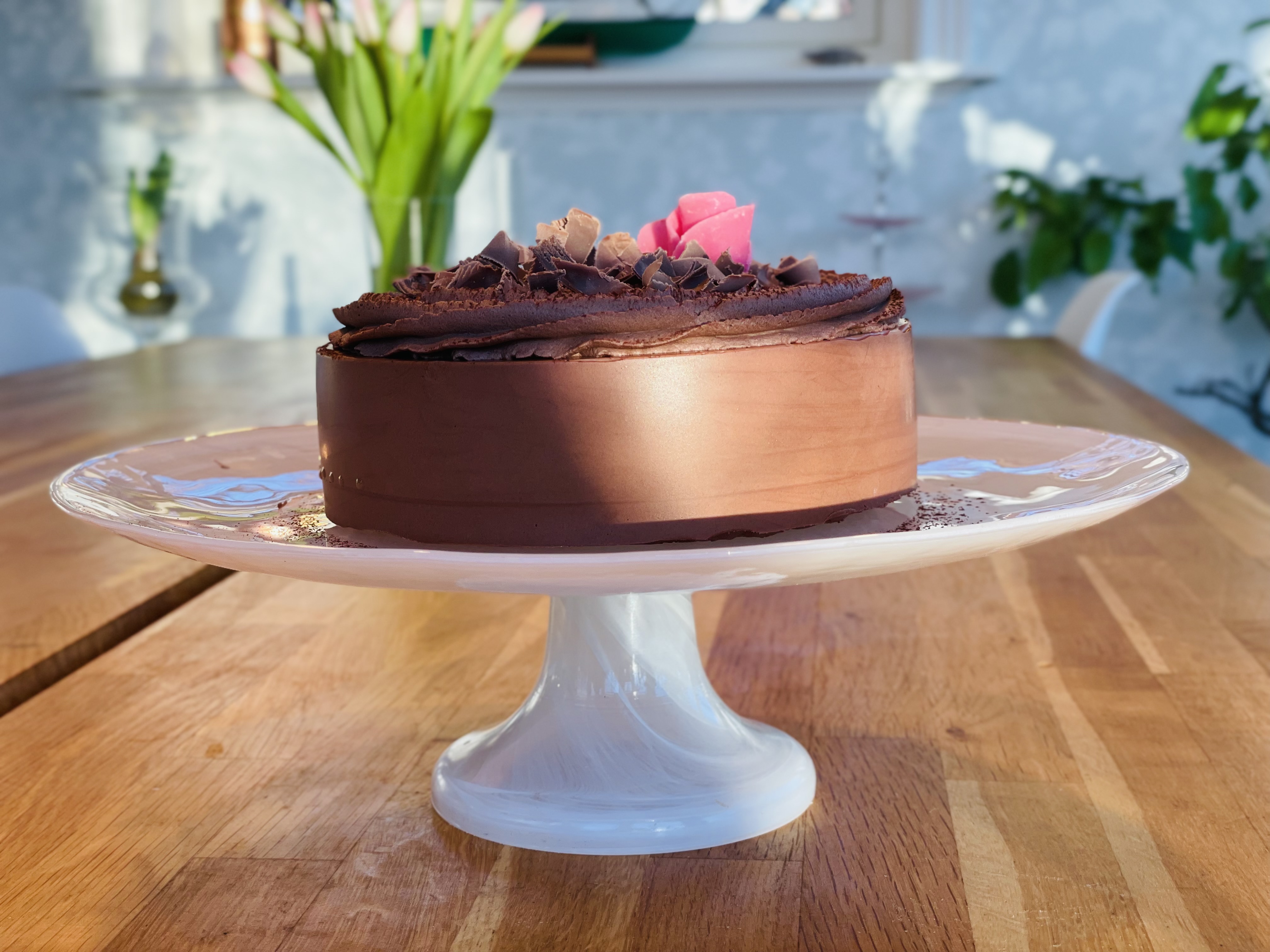 Chokladmoussetårta på nötbotten med brynt smör