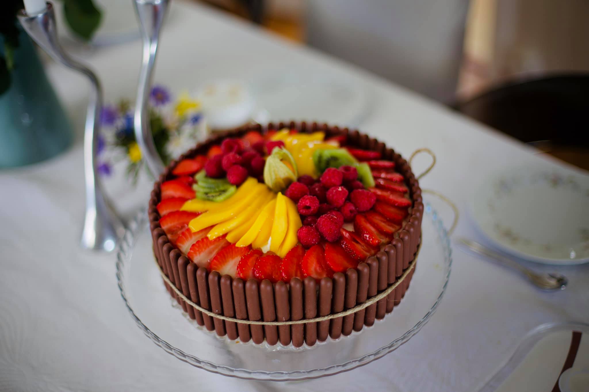 Gräddtårta med frukt och chokladkex